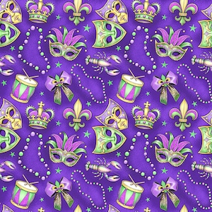 Op de afbeelding: Een herhalend patroon op een paarse achtergrond met Mardi Gras-elementen. Het ontwerp bevat maskers, kronen, fleur-de-lis, drums, strikken en kreeftenillustraties. Het kleurenpalet bestaat uit paars, groen, goud en roze.