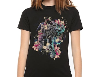 花と魚のアートを描いた宇宙飛行士のTシャツ、メンズ・レディースサイズ（AST-332964）