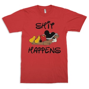 Puede incluir: Camiseta roja con una imagen de dibujos animados de Mickey Mouse atrapado en una trampa para ratones. El texto "SHIT HAPPENS" est&aacute; impreso debajo de la imagen.