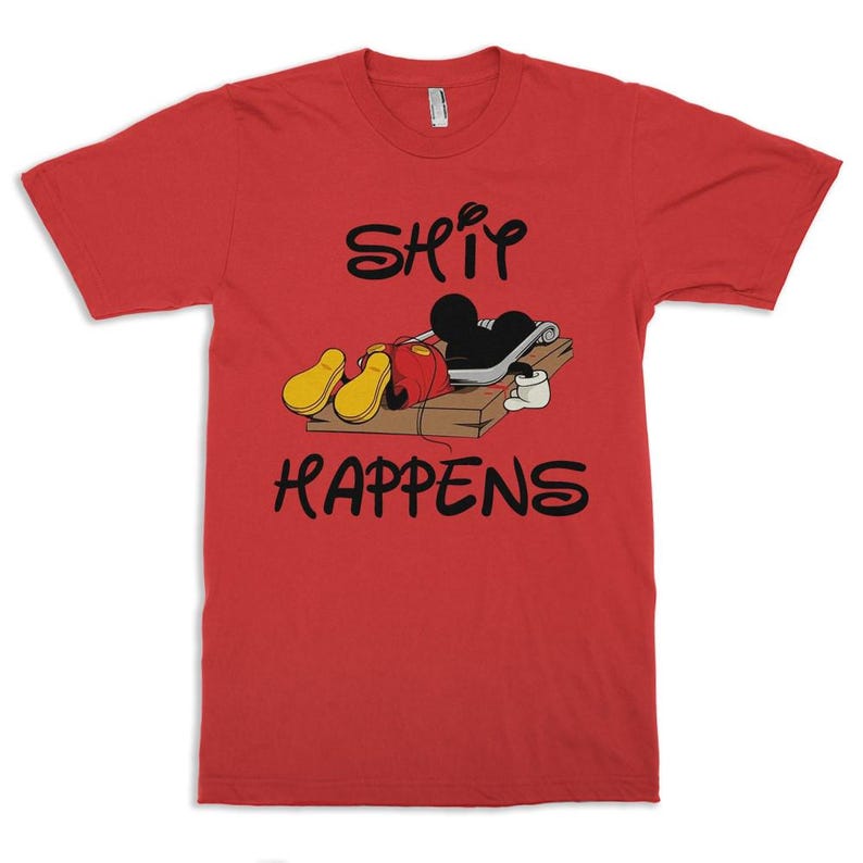 Puede incluir: Camiseta roja con una imagen de dibujos animados de Mickey Mouse atrapado en una trampa para ratones. El texto "SHIT HAPPENS" est&aacute; impreso debajo de la imagen.