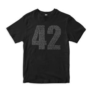 Könnte beinhalten: Schwarzes T-Shirt mit einer weißen Grafik der Zahl 42, die aus kleinem Text besteht. Der Text ist zu klein, um gelesen zu werden.