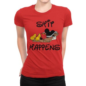 Puede incluir: Camiseta roja con un rat&oacute;n de dibujos animados atrapado en una trampa para ratones. El texto "SHIT HAPPENS" est&aacute; impreso en la camiseta.
