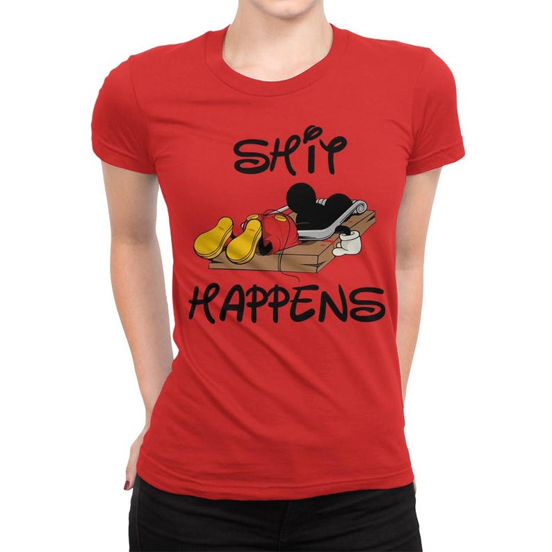 Puede incluir: Camiseta roja con un rat&oacute;n de dibujos animados atrapado en una trampa para ratones. El texto "SHIT HAPPENS" est&aacute; impreso en la camiseta.