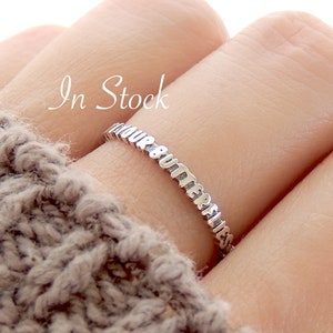 Anillo de mantra motivacional Sigue a tus mariposas (en stock) / Banda con frase en forma de palabra delicada y sencilla, pequeña, delgada y apilable.