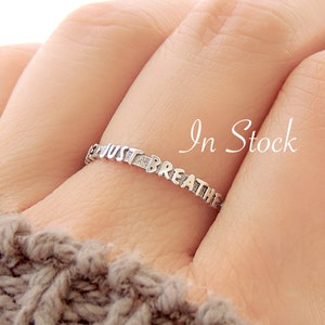 Anillo con la palabra Just Breathe (en existencia) / Anillo con mantra de autocuidado / Anillo sencillo y delicado con forma de pose / Anillo diminuto y delgado para apilar / Plata esterlina maciza
