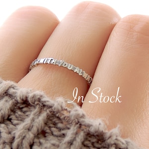 With You Always Word Phrase Mantra Ring (en stock) / banda de amor delicada y delicada simple / pequeño anillo posey de apilamiento pequeño