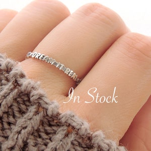 Anillo Dream it Real Word (en existencia) / Anillo con mantra motivacional simple y delicado / Anillo pequeño y delgado apilable con poesía en plata esterlina