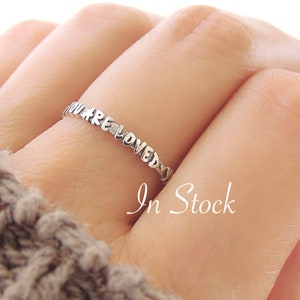 Anillo con la palabra "Eres amado" (disponible) / Anillo de amor simple y delicado / Anillo pequeño apilable / Anillo con incrustaciones / Anillo con incrustaciones / Anillo con incrustaciones / Plata esterlina