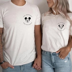 Camiseta de bolsillo con el papá más feliz de la Tierra, camiseta de mamá en la Tierra, camiseta de viaje a Disney, camiseta de Mickey Minnie, camisetas de regalo para mamá, camisetas de regalo para papá