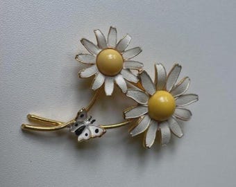 Vintage Brooch Pin: Gold Tone & Retro Costume Jewelry