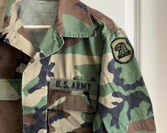 Chaqueta militar vintage de camuflaje con parches del ejército - talla grande