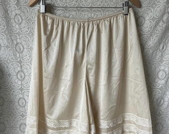 Vintage Lace trimmed bloomer shorts - shorts slip - large-xl