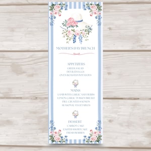 Könnte beinhalten: Eine vertikale Speisekarte für den Muttertagsbrunch mit weißem Hintergrund und blauen Streifen. Die Speisekarte zeigt florale Akzente, eine Huth Illustration und eine Liste von Vorspeisen, Hauptgerichten und Desserts.