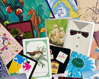 Puede incluir: Una colección de naipes vintage con varios diseños. Las cartas presentan ilustraciones de caballitos de mar, flores, un velero, un pájaro y un mapa. Otras cartas tienen imágenes de una mujer, una pajarita y etiquetas de licor.
