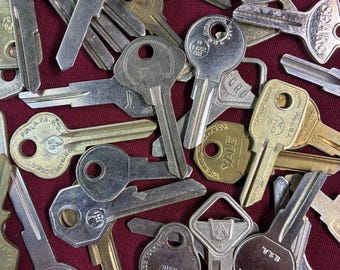 Vintage Key Lot / Set of 10