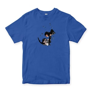 Könnte beinhalten: Ein königsblaues T-Shirt mit einer schwarz-weißen Cartoon-Illustration von zwei Personen, die fallen. Die Illustration zeigt eine Person, die die Hand der anderen hält.