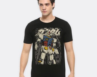 Op de afbeelding: Zwart T-shirt met een grafische print van een witte en rode robot met de Japanse tekst "ガンダム" op de voorkant.