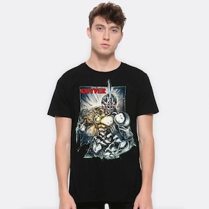 Puede incluir: Camiseta negra con un estampado gráfico de un personaje robot plateado y dorado con la palabra "GUYVER" en letras rojas.