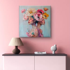 Puede incluir: Una pintura de dos mujeres con flores en la cabeza. Las mujeres se miran y tienen los ojos cerrados. Las flores son rosas, blancas y amarillas. El fondo es azul claro.