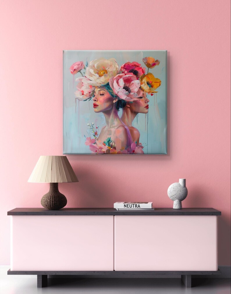 Puede incluir: Una pintura de dos mujeres con flores en la cabeza. Las mujeres se miran y tienen los ojos cerrados. Las flores son rosas, blancas y amarillas. El fondo es azul claro.
