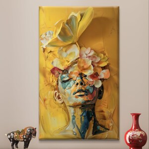 Op de afbeelding: Een schilderij van een vrouwen gezicht met bloemen die haar ogen en haar bedekken. De achtergrond is heldergeel.