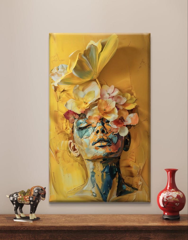 Op de afbeelding: Een schilderij van een vrouwen gezicht met bloemen die haar ogen en haar bedekken. De achtergrond is heldergeel.