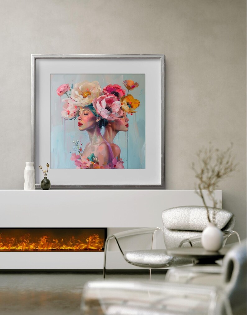 Puede incluir: Una pintura enmarcada de dos mujeres con flores en la cabeza. Las mujeres miran en direcciones opuestas y tienen una expresi&oacute;n suave y so&ntilde;adora. Las flores son rosas, blancas y amarillas. El fondo es azul claro.