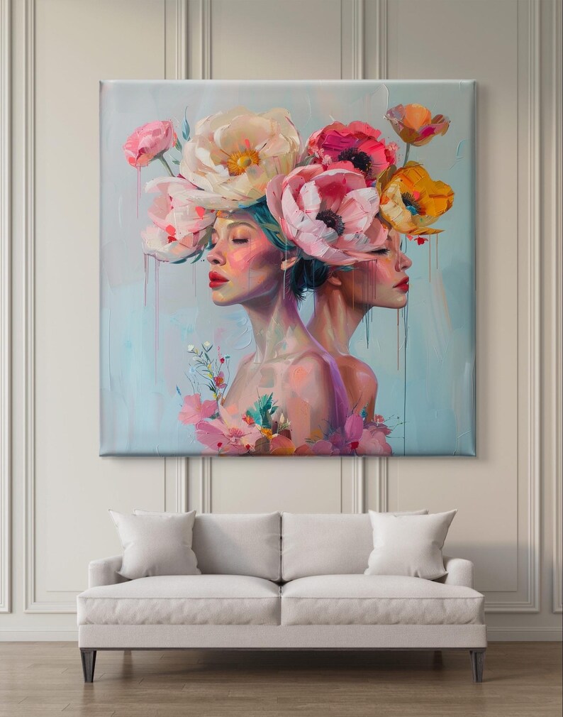 Puede incluir: Una pintura de dos mujeres con sus caras vueltas una de la otra. Ambas llevan una corona de flores rosas, blancas y amarillas. El fondo es azul claro.