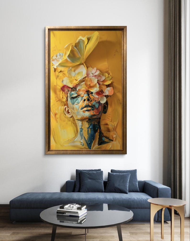 Op de afbeelding: Een schilderij van een vrouwenhoofd met bloemen op haar hoofd. De achtergrond is geel en het gezicht van de vrouw is geschilderd in tinten blauw, groen en geel.
