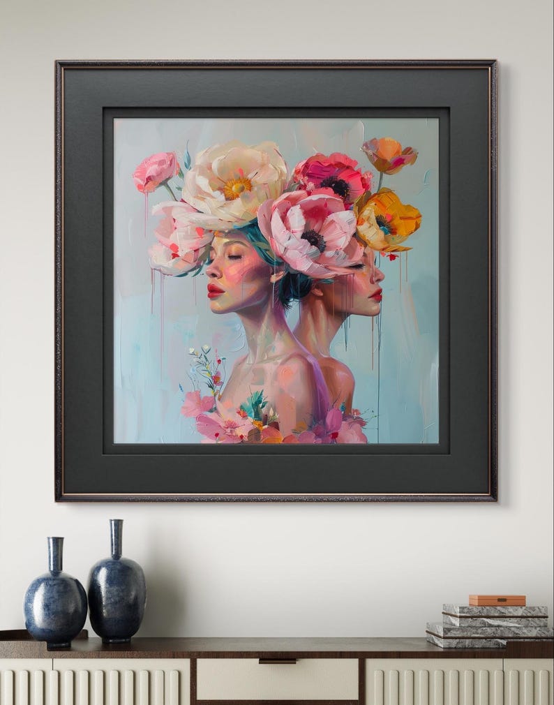 Puede incluir: Una pintura de dos mujeres con sus caras giradas hacia un lado. Ambas llevan una corona de flores rosas, blancas y amarillas. El fondo es azul claro.