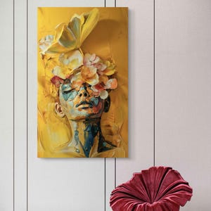 Op de afbeelding: Een schilderij van een vrouwen gezicht met bloemen die haar ogen bedekken. De achtergrond is felgeel.