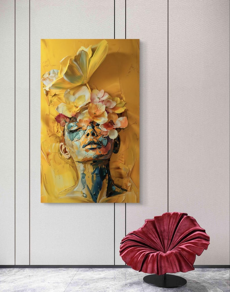 Op de afbeelding: Een schilderij van een vrouwen gezicht met bloemen die haar ogen bedekken. De achtergrond is felgeel.