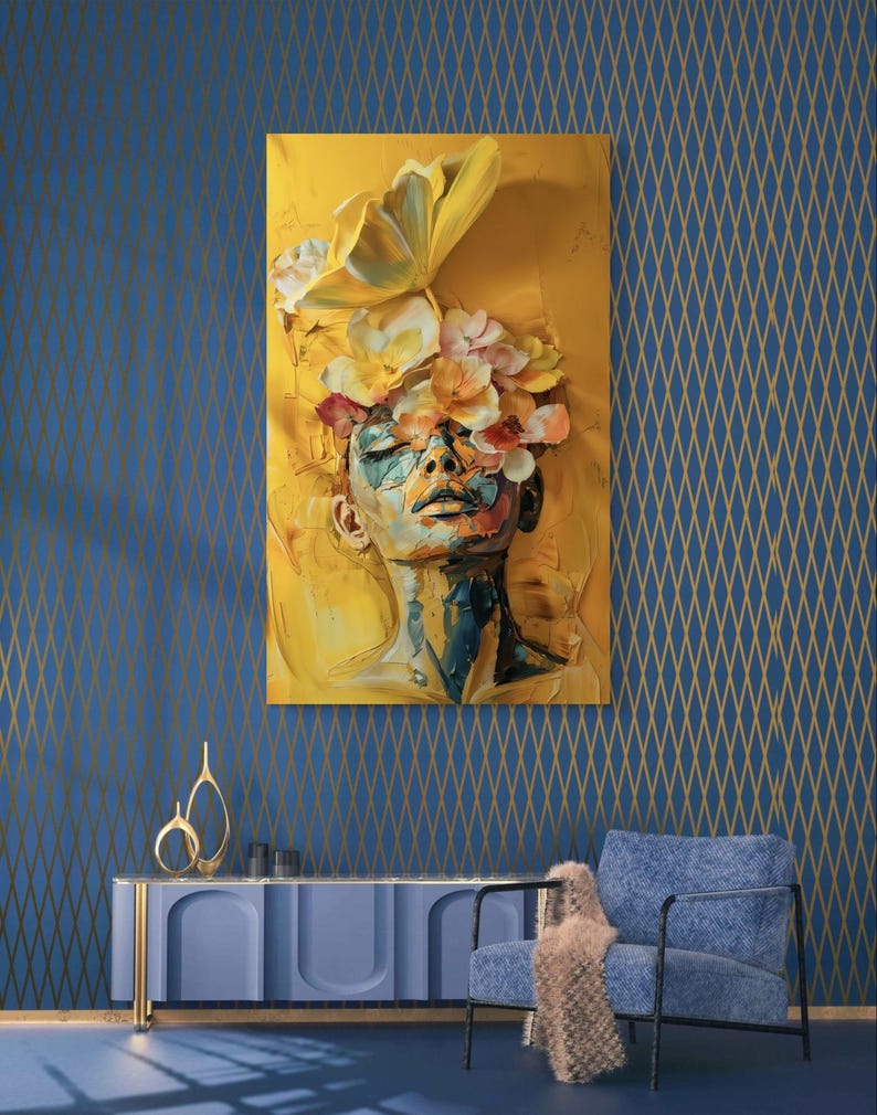 Op de afbeelding: Een schilderij van een vrouwen gezicht met bloemen die haar ogen bedekken. De achtergrond is geel en het gezicht van de vrouw is geschilderd in een blauw en groen kleurenpalet.