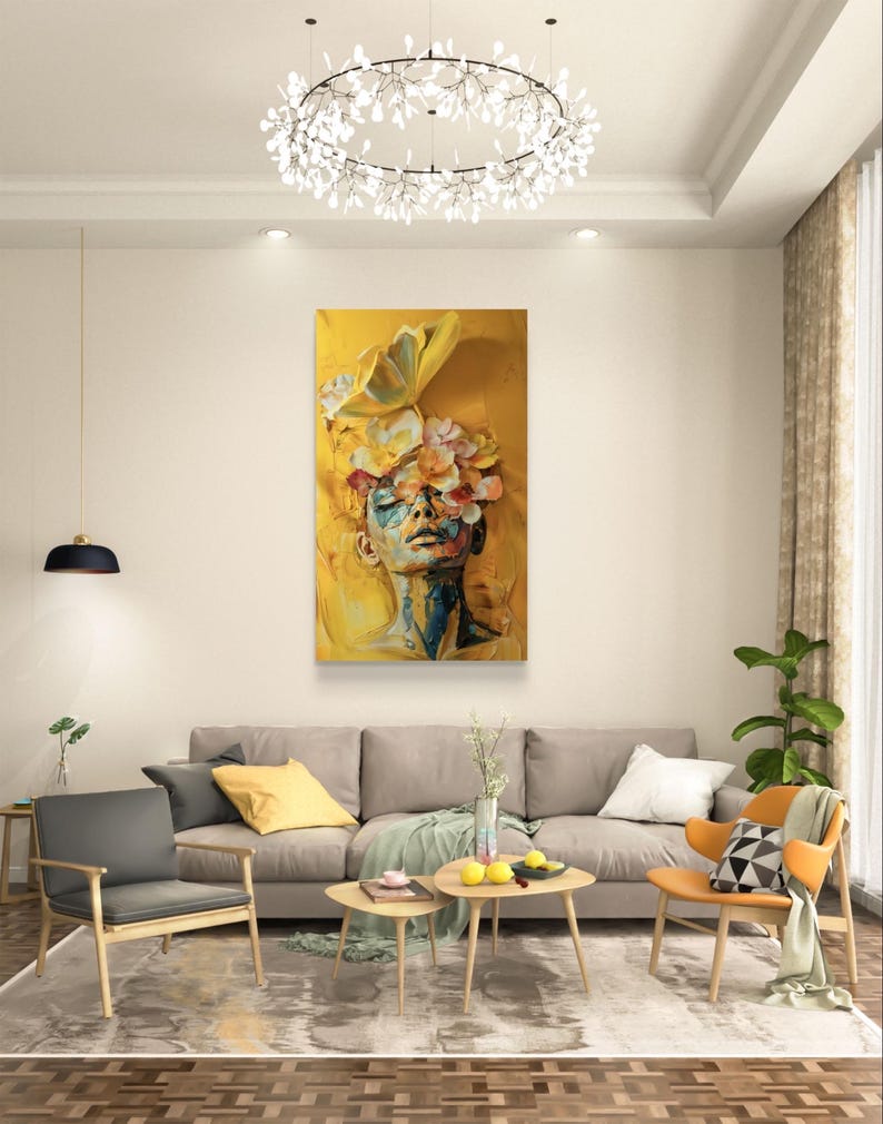 Op de afbeelding: Een schilderij van een vrouwen gezicht met bloemen die haar ogen bedekken. De achtergrond is heldergeel.