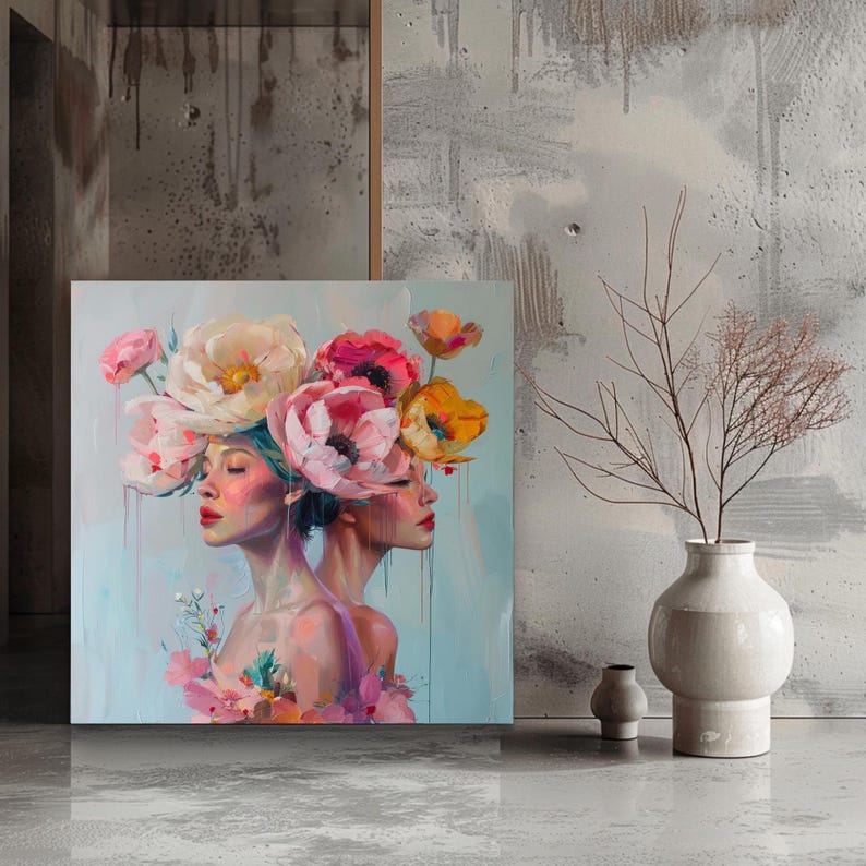 Puede incluir: Una pintura de dos mujeres con sus caras de perfil. Ambas llevan una corona de flores, incluyendo flores rosas, blancas y amarillas. El fondo es de color azul claro.