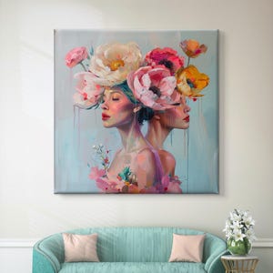 Puede incluir: Una pintura de dos mujeres con sus caras giradas hacia un lado. Ambas llevan una corona de flores rosas, blancas y amarillas. El fondo es azul claro.