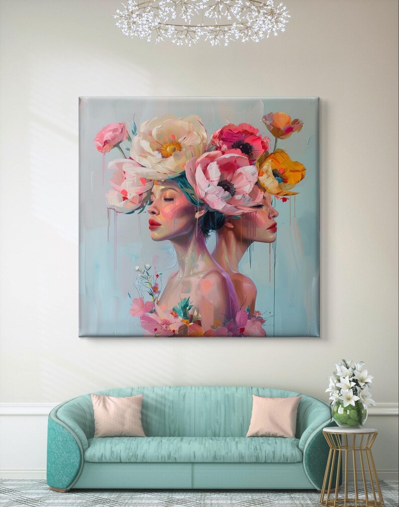 Puede incluir: Una pintura de dos mujeres con sus caras giradas hacia un lado. Ambas llevan una corona de flores rosas, blancas y amarillas. El fondo es azul claro.