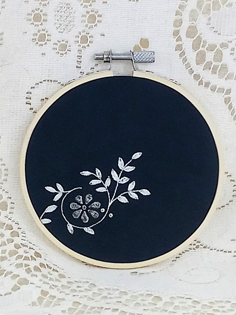 Embroidery Sampler Whitework on Black Silk imagem 4