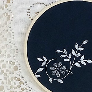 Embroidery Sampler Whitework on Black Silk imagem 3