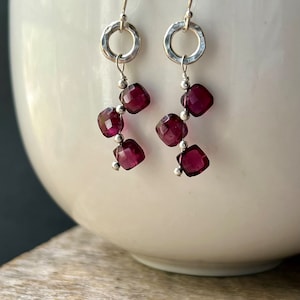 Pendientes de granate, pendientes de piedras preciosas de plata de ley