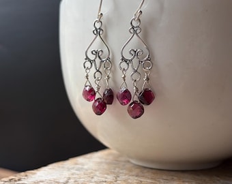 Boucles d'oreilles chandelier en grenat : Boucles d'oreilles imposantes en argent sterling, pierre de naissance de janvier
