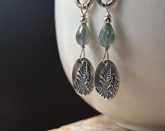 Boucles d'oreilles pendantes en argent sterling avec pendentif fougère et aigue-marine mousse : longues boucles d'oreilles en argent sterling et pierre précieuse.