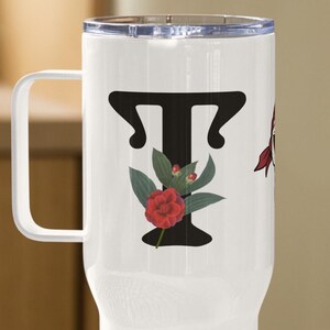 Caneca de viagem com letra de flor de caveira, caneca personalizada com sobrenome, alça de caneca com inicial, presente de xícara de café personalizada