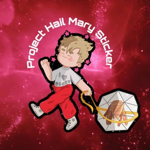 Könnte beinhalten: Ein Aufkleber mit dem Text "Project Hail Mary Sticker" in einem kreisförmigen Design. Der Aufkleber zeigt eine Zeichentrickfigur in einem weißen Hemd und roter Hose, die eine geometrische Form mit einer Hand darin hält. Der Hintergrund ist ein Farbverlauf aus Rot und Pink.