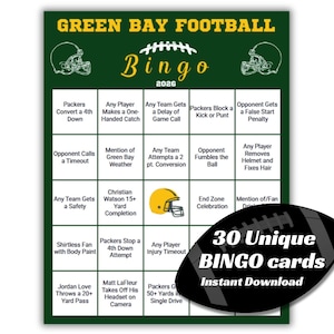 Può includere: Una scheda di gioco Bingo 2026 Green Bay Football con sfondo verde scuro, testo giallo e griglia bianca. La scheda presenta temi legati al football in ogni riquadro, due illustrazioni di caschi e una grafica di pallone con testo bianco.