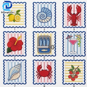 Può includere: Una griglia di nove toppe ricamate quadrate con bordi blu smerlati, raffiguranti limoni, conchiglie, un'aragosta, un fiore di ibisco, una scatola di sardine, un cocktail, un granchio e pomodori, numerate da uno a nove.