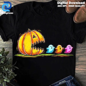 Puede incluir: Camiseta negra con un diseño de Halloween. A la izquierda, una gran calabaza amarilla con una cara tallada, y a la derecha, tres fantasmas coloridos. El texto "Digital Download 300 DPI - HIGH QUALITY" está en la parte superior.