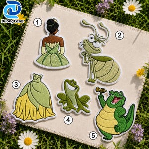 Può includere: Cinque toppe ricamate raffiguranti un personaggio con chignon scuro in abito verde, un insetto verde con antenne, un abito giallo e verde, una rana verde e un alligatore verde che suona una tromba, tutti numerati da uno a cinque.