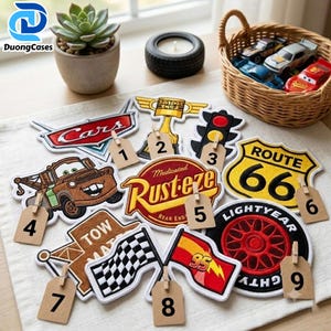 Op de afbeelding: Een verzameling geborduurde patches met Disney Pixar Cars-thema's, waaronder het Cars-logo, een Piston Cup-trofee, een verkeerslicht, Takel, Rust-eze, Route 66, een geblokte vlag, een 95-vlag en een Lightyear-band, elk met een genummerd label.