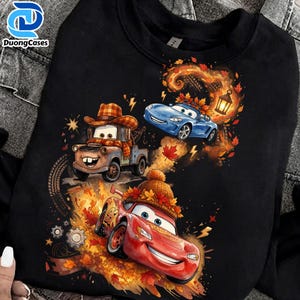 Coche de carreras de otoño PNG, Rayas de dibujos animados de otoño PNG, Diseño de carreras de dibujos animados Y2K para niños, Camión grúa Coquette Bow de otoño PNG, Diseño de camiseta de campo de calabazas de otoño
